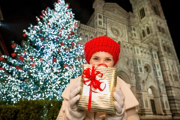 Mujer feliz con caja de regalo cerca del árbol de Navidad en Florencia, Italia — Foto de Stock