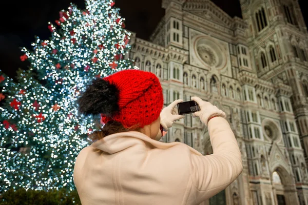 Woman taking photos near Christmas tree in Florence, Italy — Stockfoto