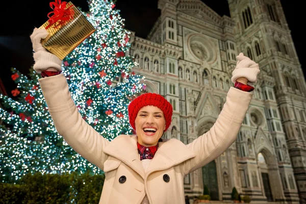 Happy woman rejoicing near Christmas tree in Florence, Italy — Stockfoto