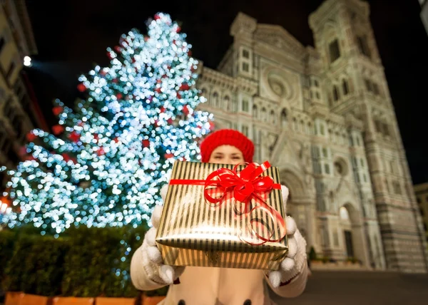Closeup on gift box in hands of woman in Christmas Florence — Stockfoto