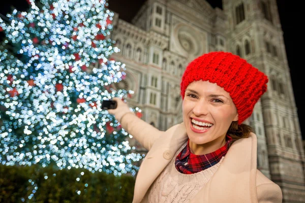 Glückliche Frau beim Fotografieren des Weihnachtsbaums in Florenz, Italien — Stockfoto