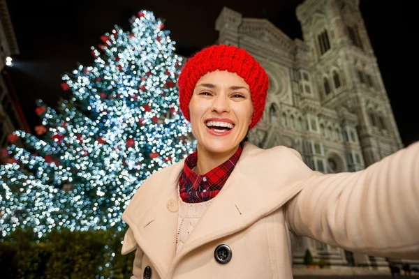 Happy woman taking selfie near Christmas tree in Florence, Italy — Stockfoto