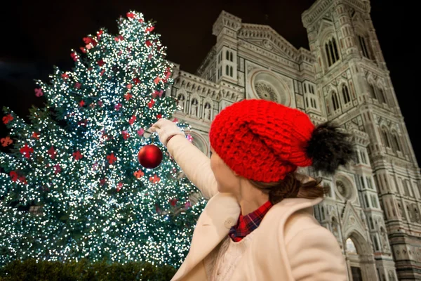 Femme prétendant décorer un sapin de Noël à Florence, Italie — Photo