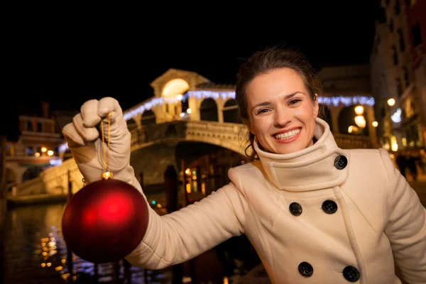 Woman with Christmas Ball near Rialto Bridge in Venice, Italy — Stock fotografie