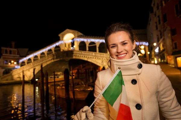 Туристка с итальянским флагом проводит Рождество в Венеции — стоковое фото