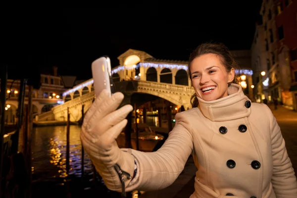 Woman taking selfie near Rialto Bridge in Christmas Venice — Stock fotografie