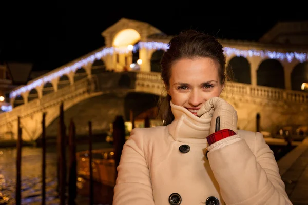 Woman standing near Rialto Bridge in Christmas Venice, Italy — ストック写真