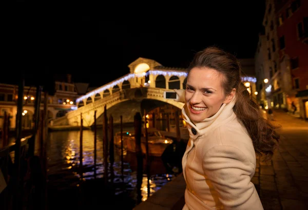 Woman taking photo of Rialto Bridge in Christmas Venice, Italy — Stockfoto