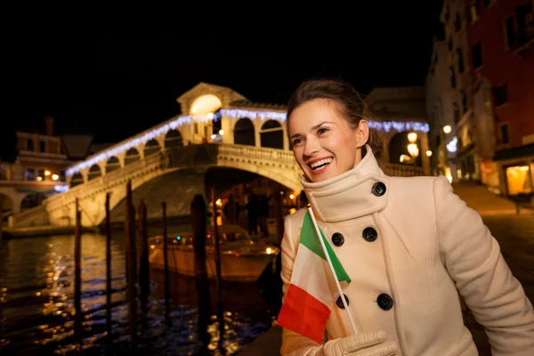 Young elegant woman spending Christmas time in Venice, Italy — Stockfoto