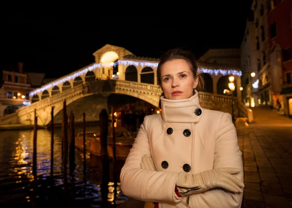 Donna col cappotto bianco. Rialto. Natale a Venezia, Italia — Foto Stock