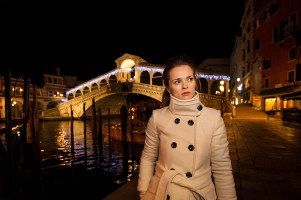 Elegant young woman. Rialto. Christmas time in Venice, Italy — Φωτογραφία Αρχείου