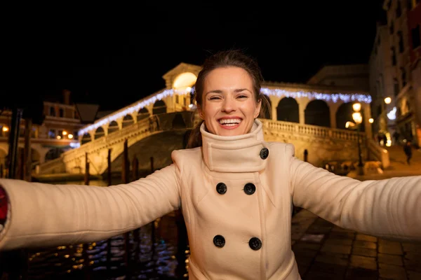 Woman taking selfie near Rialto Bridge in Christmas Venice — Stock fotografie