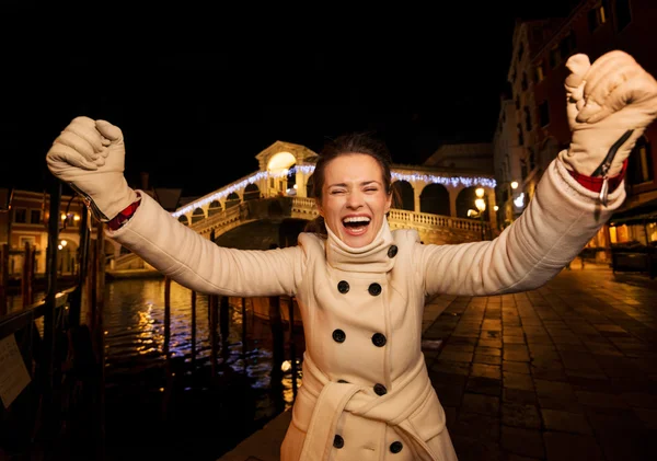 Young woman rejoicing spending Christmas time in Venice, Italy — 스톡 사진