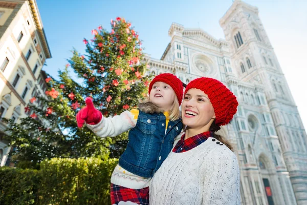 Mutter und Tochter in Weihnachtsflorenz zeigen auf etwas — Stockfoto