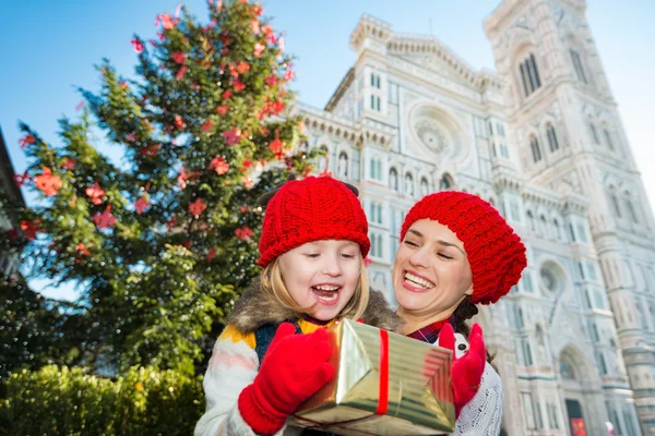 Mother and daughter excited about Christmas gift in Florence — Stok fotoğraf