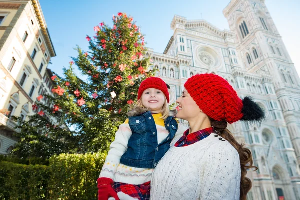 Mother and daughter standing near Christmas tree in Florence — Stockfoto
