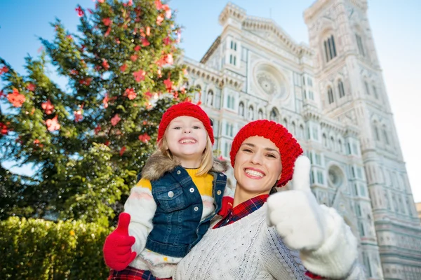 Mother and daughter showing thumbs up in Christmas Florence — Stok fotoğraf