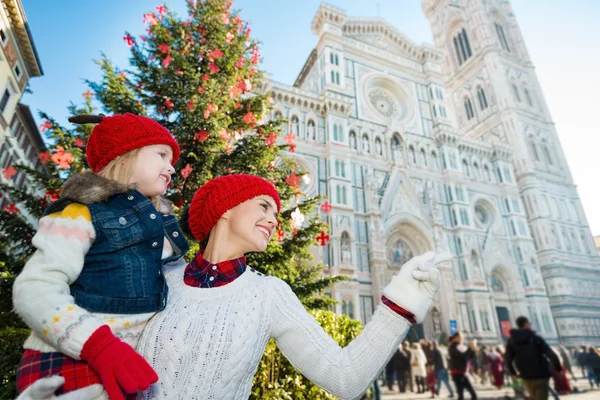 Daughter and mother pointing on something in Christmas Florence — Stok fotoğraf