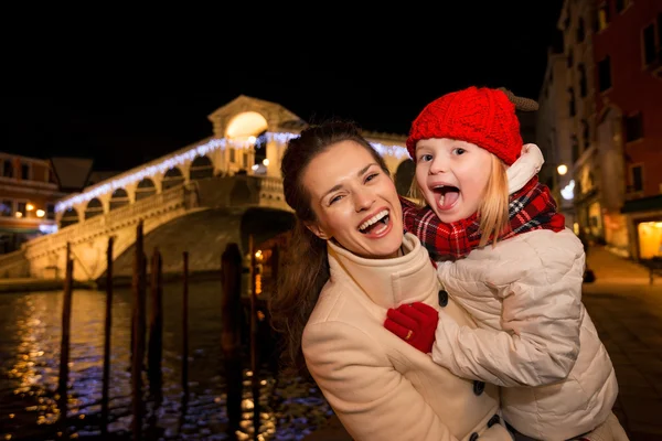 Γελώντας μητέρα και κόρη στο χριστουγεννιάτικο διακοσμημένα Βενετία — Φωτογραφία Αρχείου