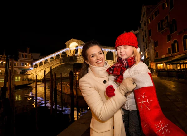 Mãe e filha puxando presente de meia de Natal em Veneza — Fotografia de Stock