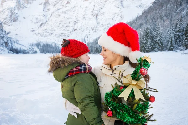 Mutlu anne ve çocuk Noel ağacı önünde Dağları ile — Stok fotoğraf