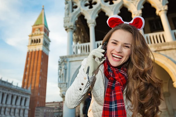 Donna turista che parla mobile mentre a Natale a Venezia — Foto Stock