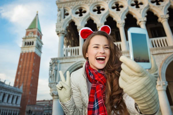 Mulher tirando selfie de Natal e mostrando vitória em Veneza — Fotografia de Stock