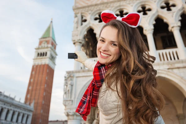 Mujer turista tomando fotos de Navidad Venecia, Italia —  Fotos de Stock