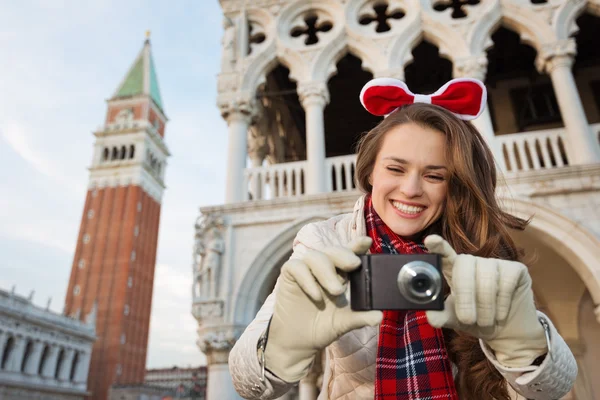 Happy woman tourist taking photos of sights in Christmas Venice — Stockfoto