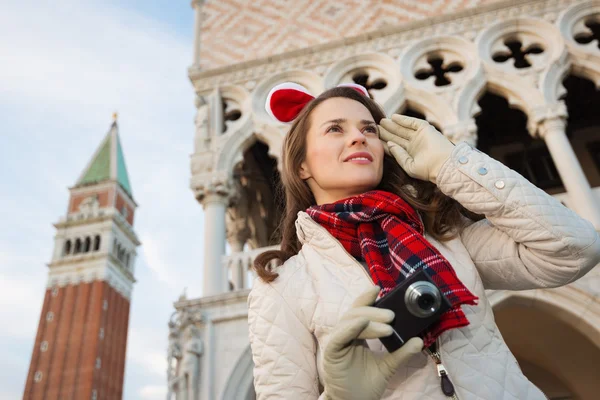 Mulher feliz turista com câmera no Natal em Veneza, Itália — Fotografia de Stock