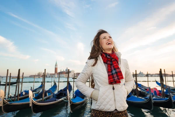 Счастливая женщина путешественница, стоящая на набережной в Венеции, Италия — стоковое фото