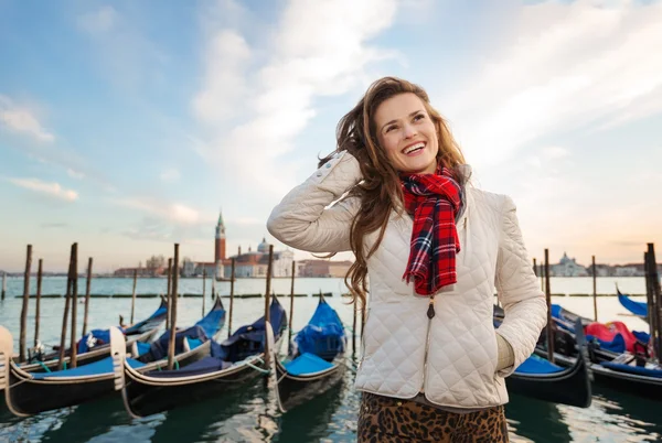 Giovane viaggiatrice felice in piedi su argine a Venezia — Foto Stock