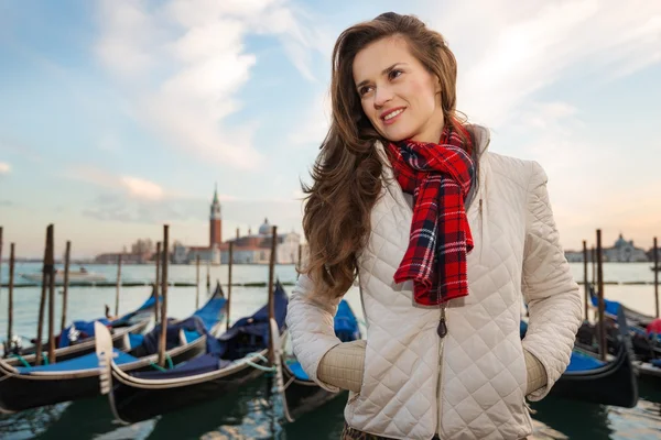 Young woman traveler standing on embankment in Venice, Italy — 图库照片