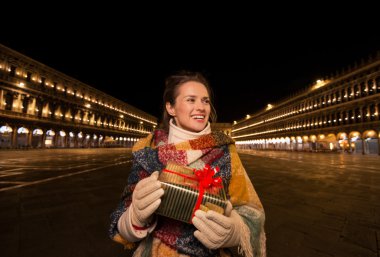 Mutlu Noel hediye kutusu Piazza San Marco, Venedik üzerinde kadınla
