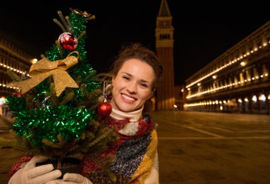Piazza San Marco Venedik Noel ağacı ayakta kadınla