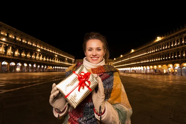 Mulher com caixa de presente de Natal na Piazza San Marco, Veneza — Fotografia de Stock