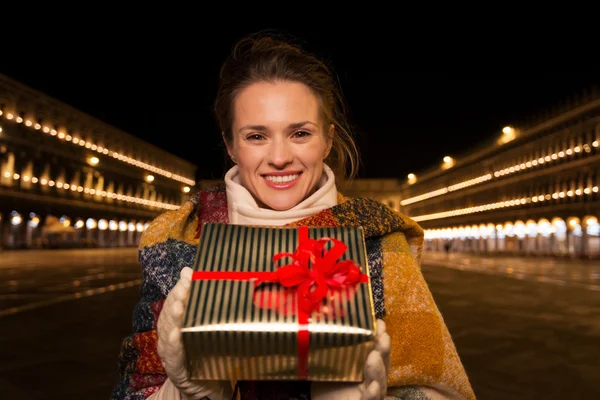 Glad kvinna med jul presentförpackning på Piazza San Marco, Venedig — Stockfoto