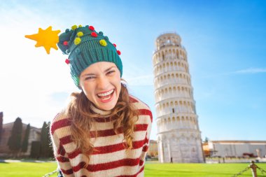 Neşeli Noel ağacı şapka Leaning tur of Pisa yakınındaki kadında