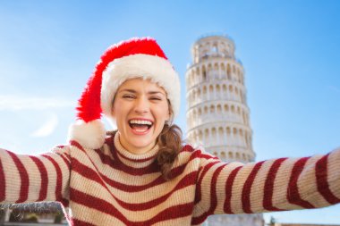 Noel Baba şapkası selfie önünde eğilerek tur, Pisa alarak kadında