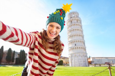 Selfie Pisa alarak Noel ağacı şapkalı kadın