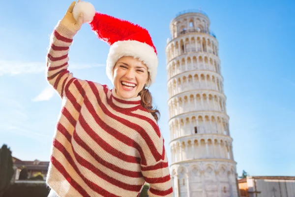 Lachende vrouw in Kerstman hoed voor scheve Tour van Pisa — Stockfoto