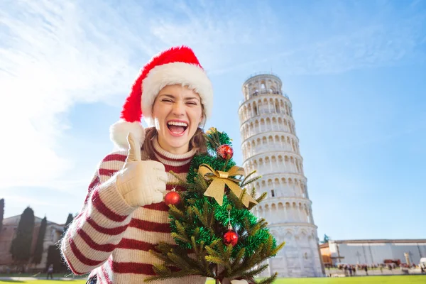 Vrouw met kerstboom tonen duimen omhoog in de omgeving van leunend Tour — Stockfoto