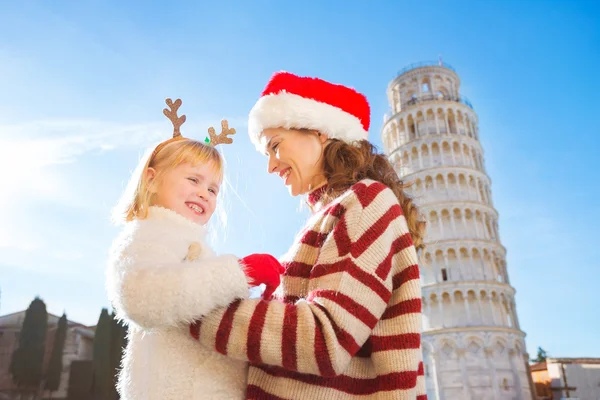 Mãe feliz em chapéu de Natal e filha. Natal em Pisa — Fotografia de Stock