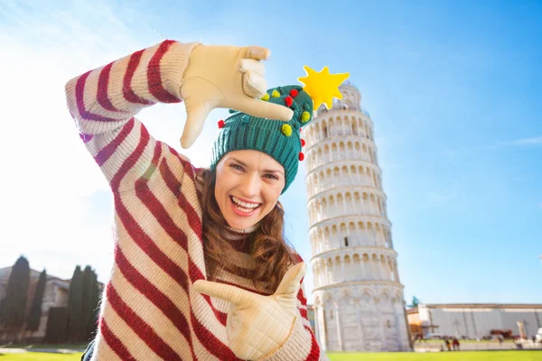 Noel ağacı şapka çerçeveleme Leaning tur of Pisa yakınındaki kadında — Stok fotoğraf