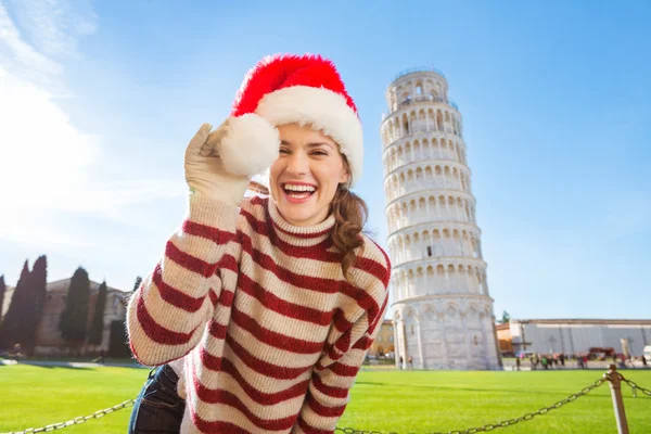 Kvinna som spelar med Santa hatt framför lutande Tour i Pisa — Stockfoto