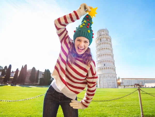 Mulher fazer troça de chapéu de árvore de Natal perto de Leaning Tour of Pisa — Fotografia de Stock