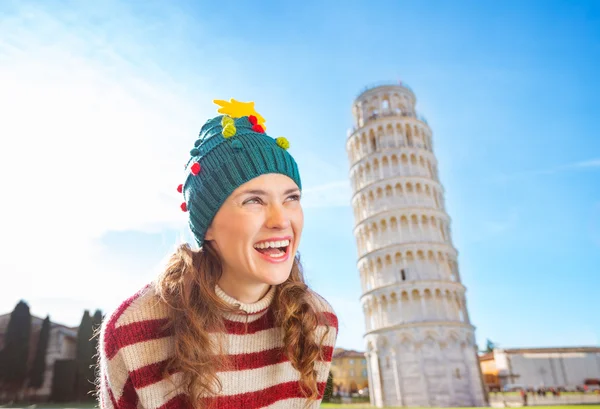 Mulher feliz em chapéu de árvore de Natal perto de Leaning Tour of Pisa — Fotografia de Stock