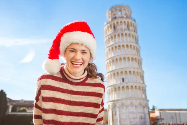 Retrato de mulher em chapéu de Santa na frente de Leaning Tour of Pisa — Fotografia de Stock