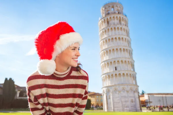 Γυναίκα με καπέλο Santa ψάχνει σε κάτι κοντά κλίνει περιοδεία, Πίζα — Φωτογραφία Αρχείου
