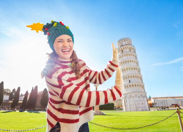 Kvinna i julgran hatt stödja lutande Tour i Pisa — Stockfoto